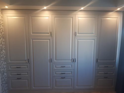 Встроенная стенка из натурального дерева